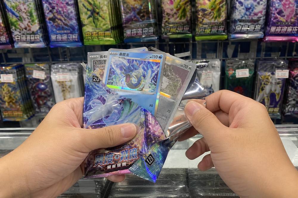 打開緊嘅 Pokémon 卡包