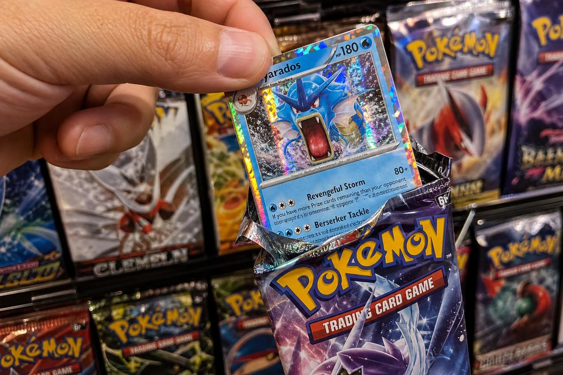 打開 Pokémon 卡包