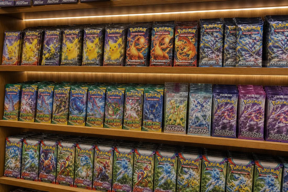 Pokémon 卡包貨架